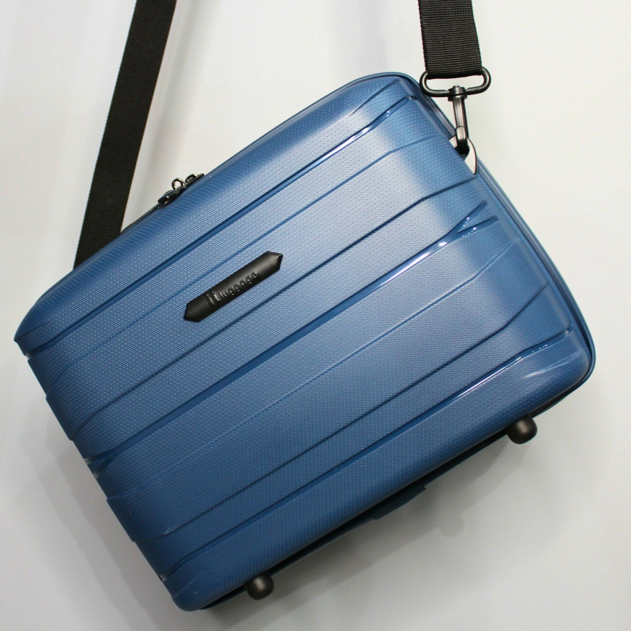 IT Luggage Momentous - Vanity Case (Tibetan Lan) 6 IT Luggage Momentous - Vanity Case (Tibetan Lan) - Image 4