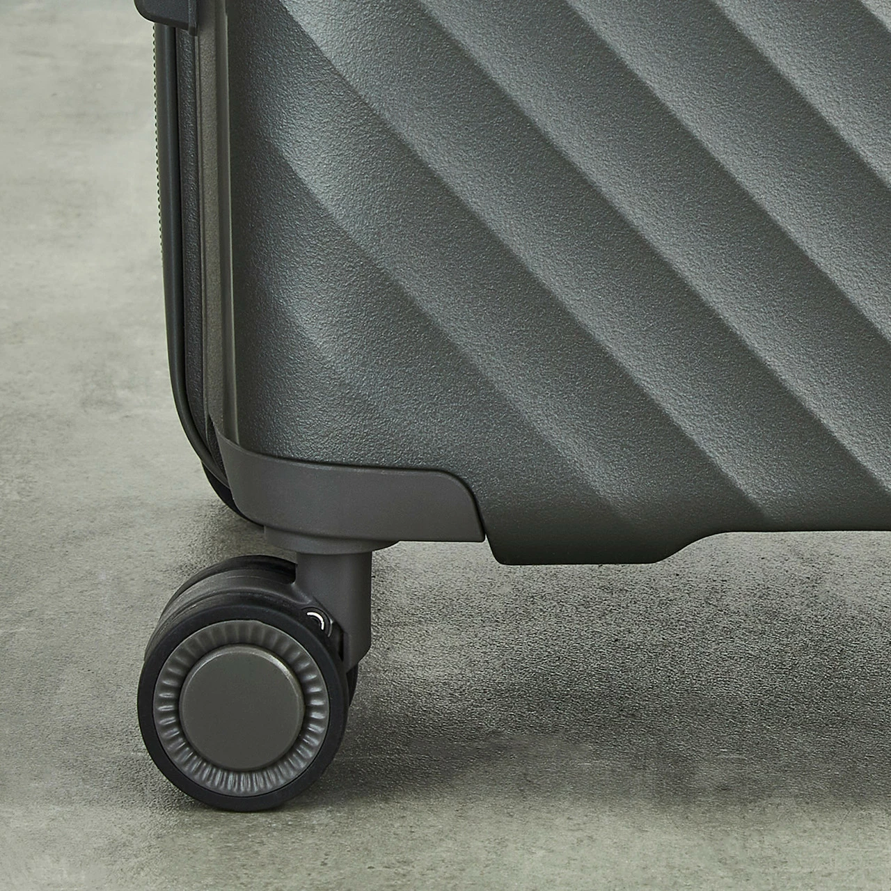 Rock Infinity 4 Wheel Expandable Large Suitcase - 73cm 8 Rock Infinity 4 Wheel Expandable Large Suitcase - 73cm - Image 6
