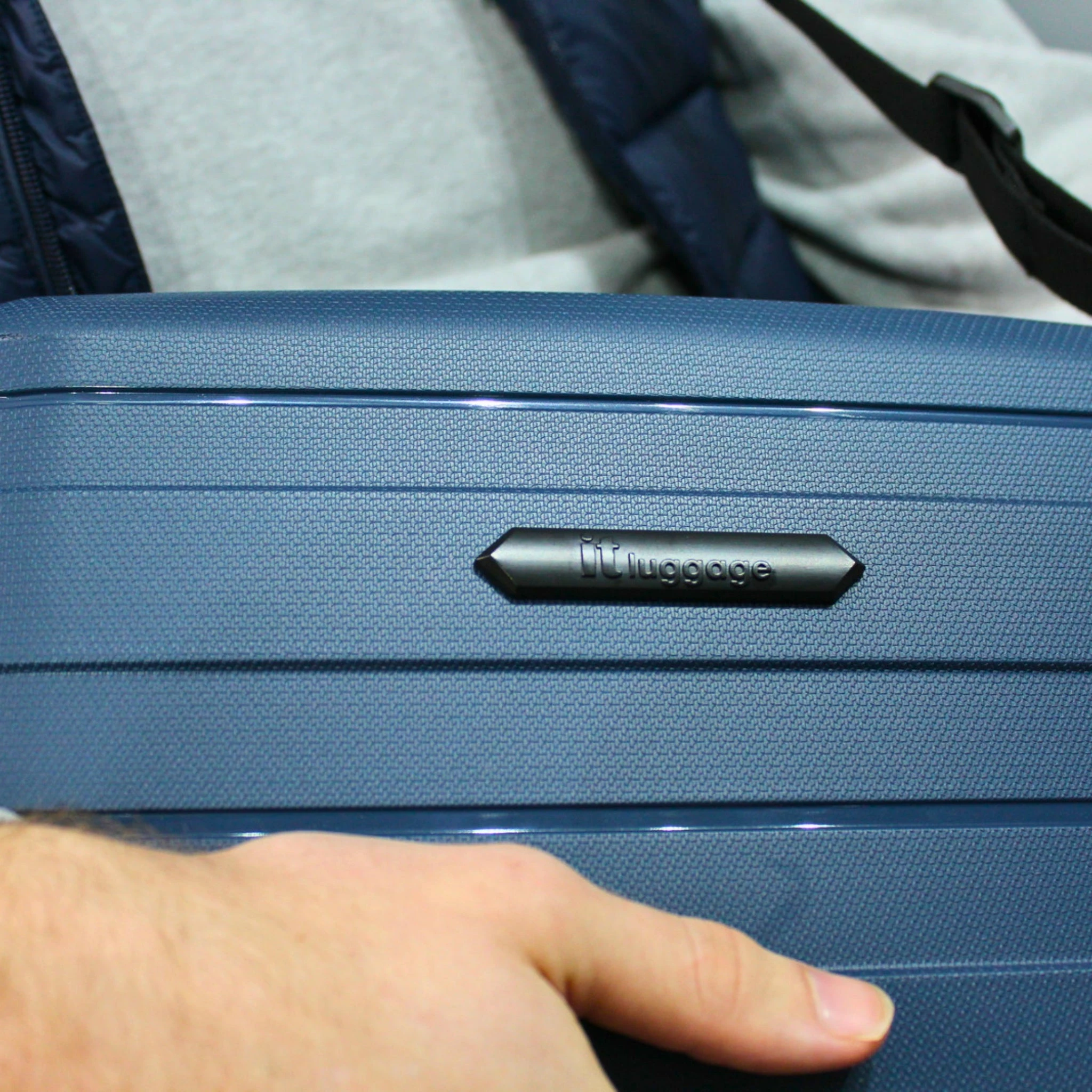 IT Luggage Momentous - Vanity Case (Tibetan Lan) 8 IT Luggage Momentous - Vanity Case (Tibetan Lan) - Image 6