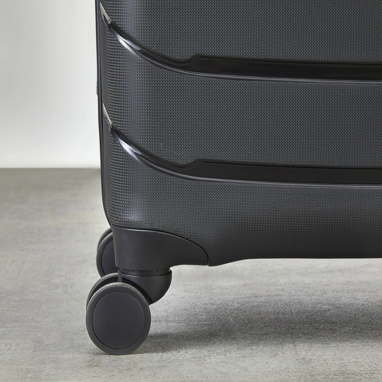 Rock Prime 4 Wheel Exp Medium Suitcase - 66cm 7 Rock Prime 4 Wheel Exp Medium Suitcase - 66cm - Image 5