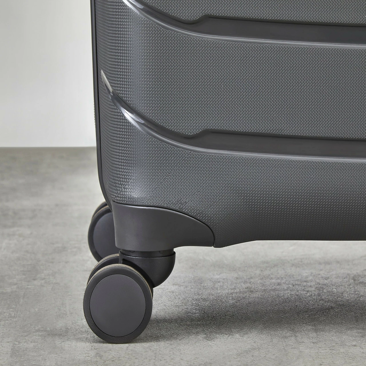 Rock Prime 4 Wheel Exp Medium Suitcase - 66cm 14 Rock Prime 4 Wheel Exp Medium Suitcase - 66cm - Image 12