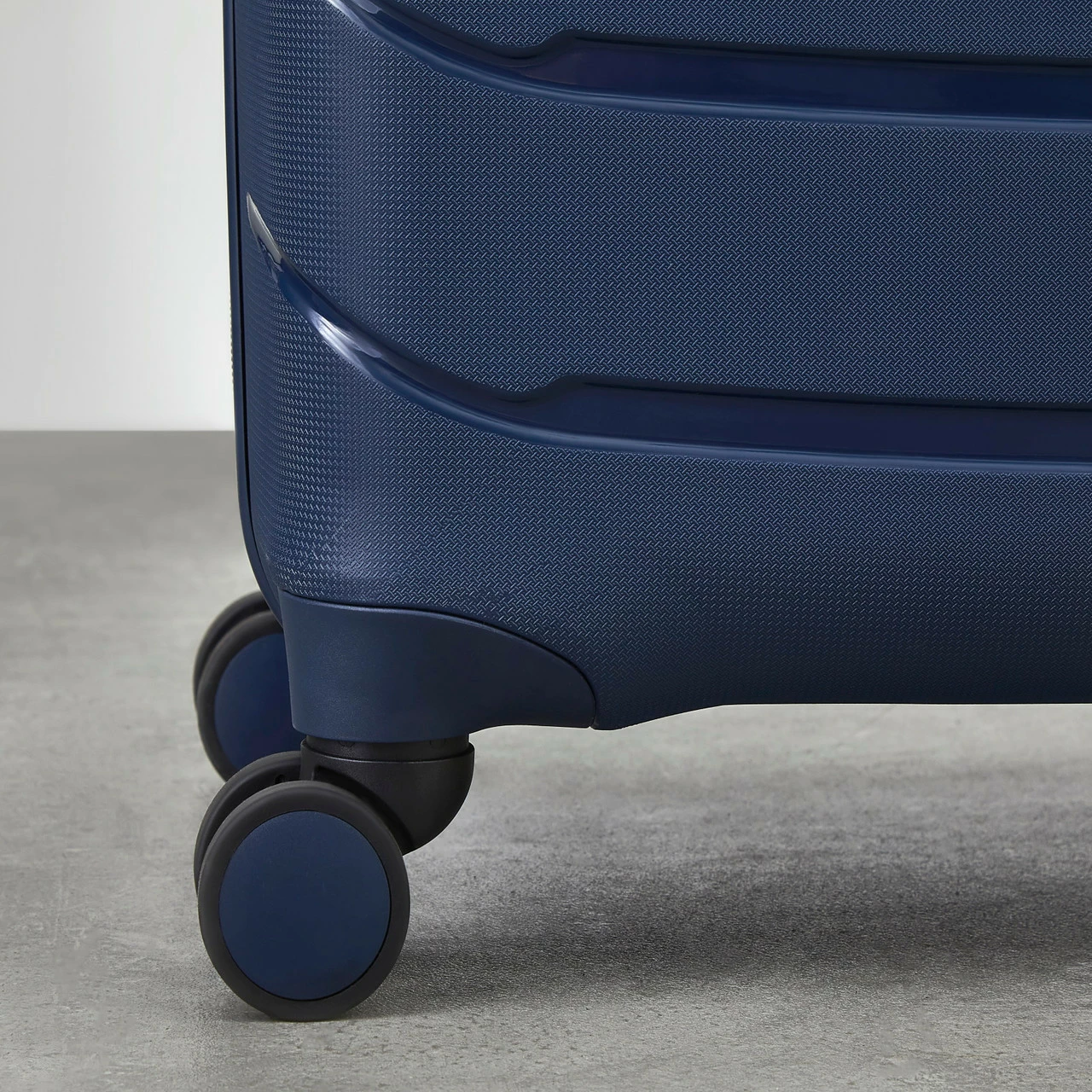 Rock Prime 4 Wheel Exp Medium Suitcase - 66cm 21 Rock Prime 4 Wheel Exp Medium Suitcase - 66cm - Image 19