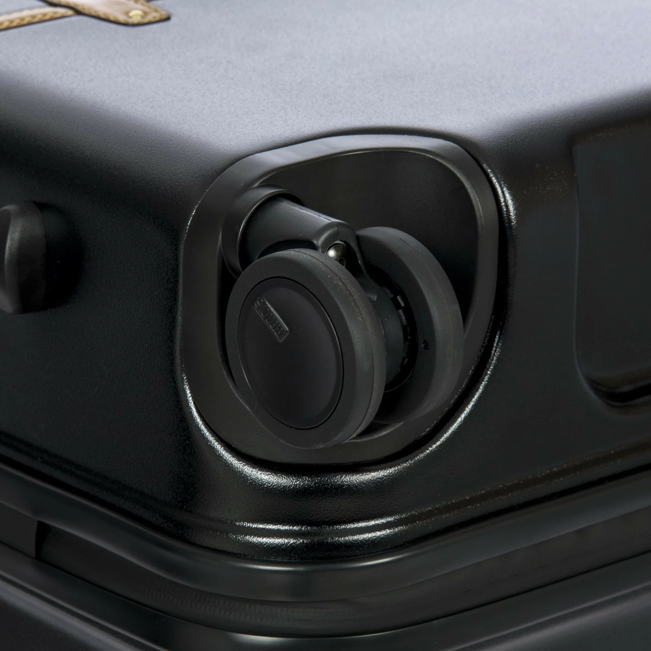 Bric's Bellagio 2 4 Wheel Travel Trunk - 76cm 14 Bric's Bellagio 2 4 Wheel Travel Trunk - 76cm - Image 12